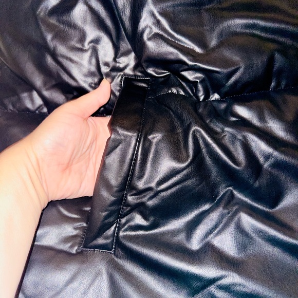 Old Navy Women's Black Puffer Vest - Picture 4 of 10